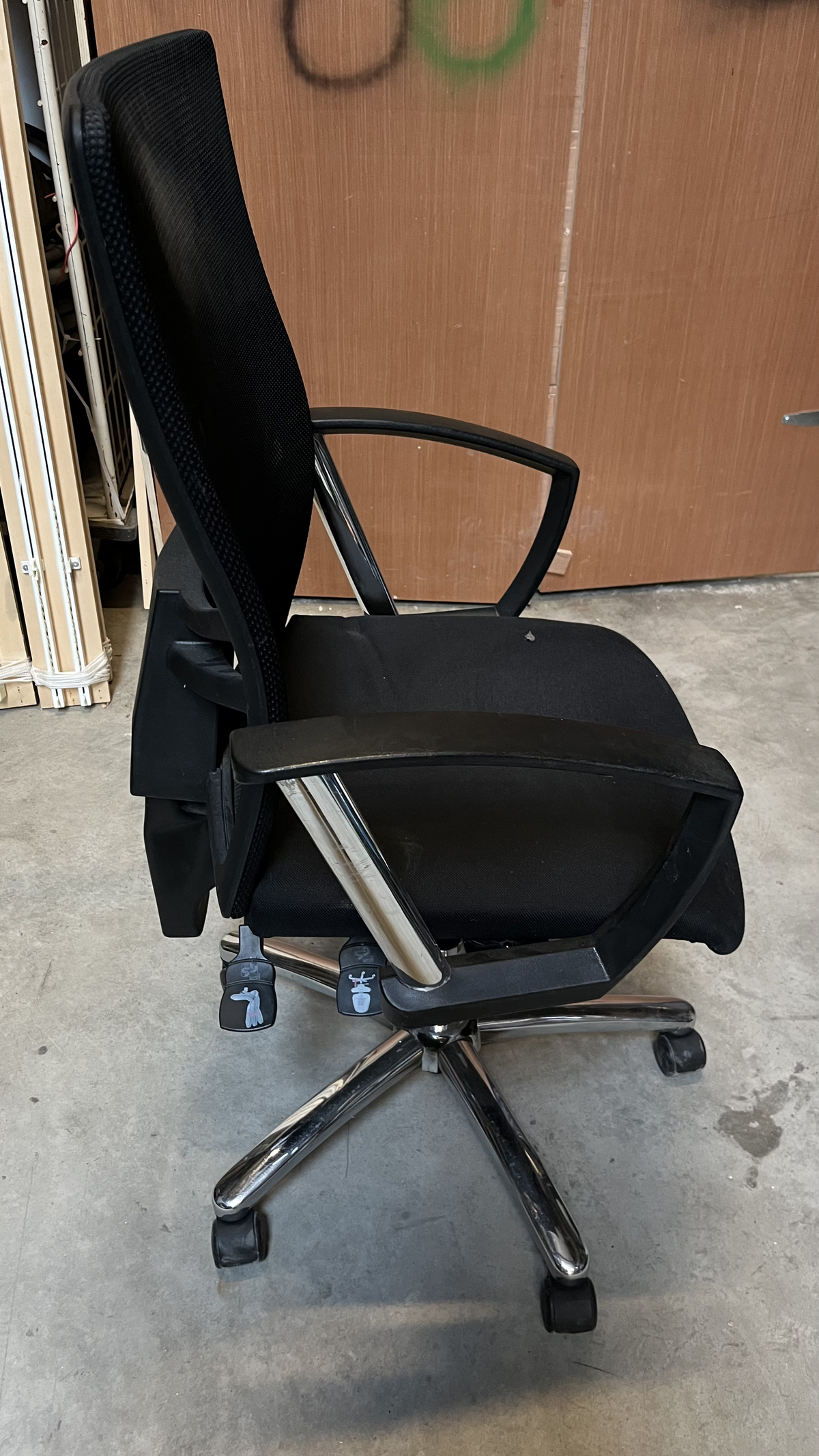 Chaise de bureau à roulettes noire à haut dossier en résille