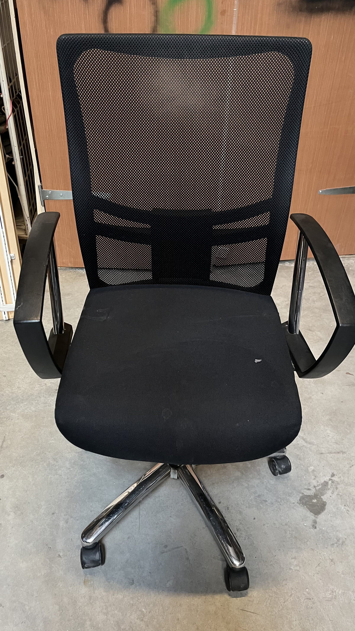 Chaise de bureau à roulettes noire à haut dossier en résille