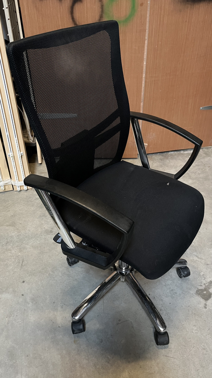 Chaise de bureau à roulettes noire à haut dossier en résille
