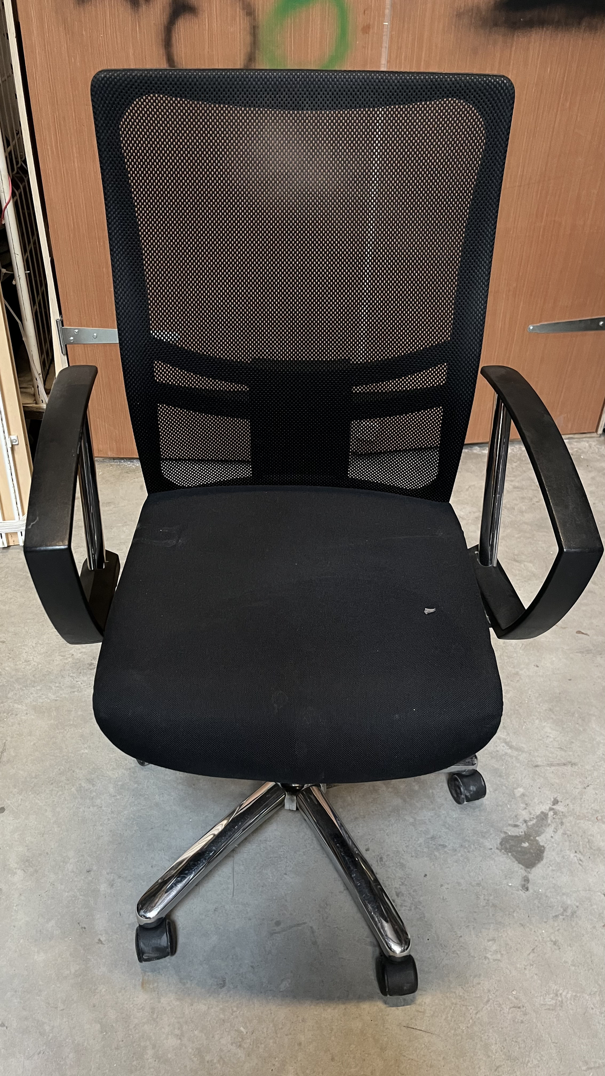 Chaise de bureau à roulettes noire à haut dossier en résille