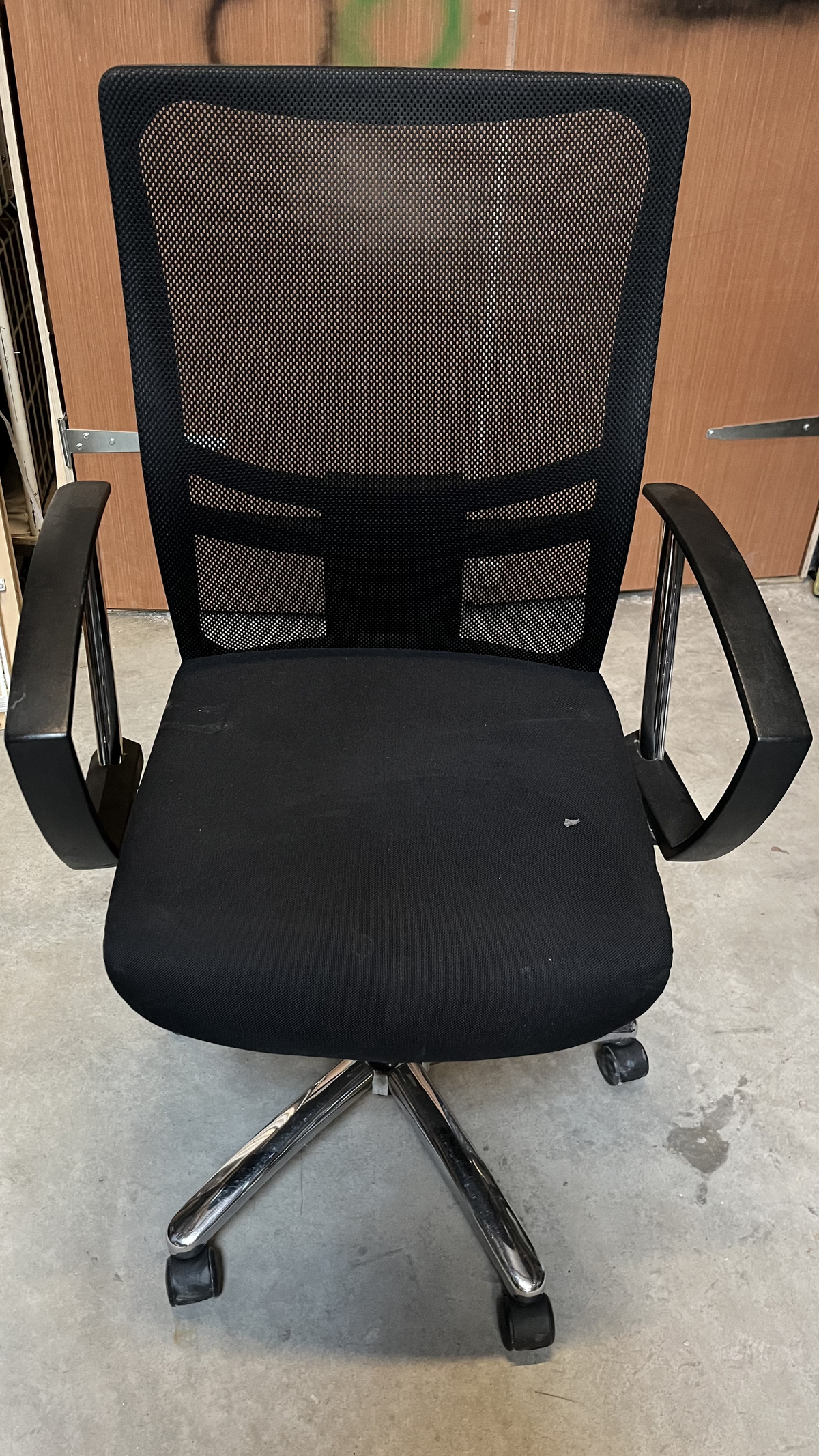 Chaise de bureau à roulettes noire à haut dossier en résille
