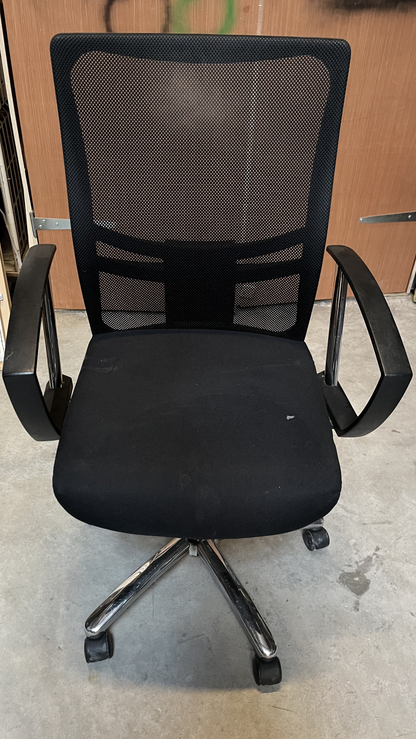 Chaise de bureau à roulettes noire à haut dossier en résille
