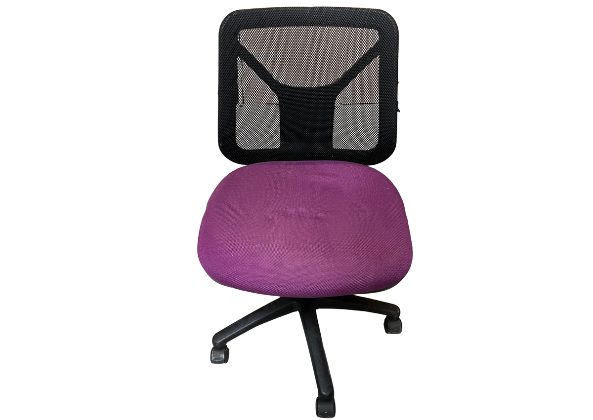 Chaise de bureau à dossier en résille et assise violette