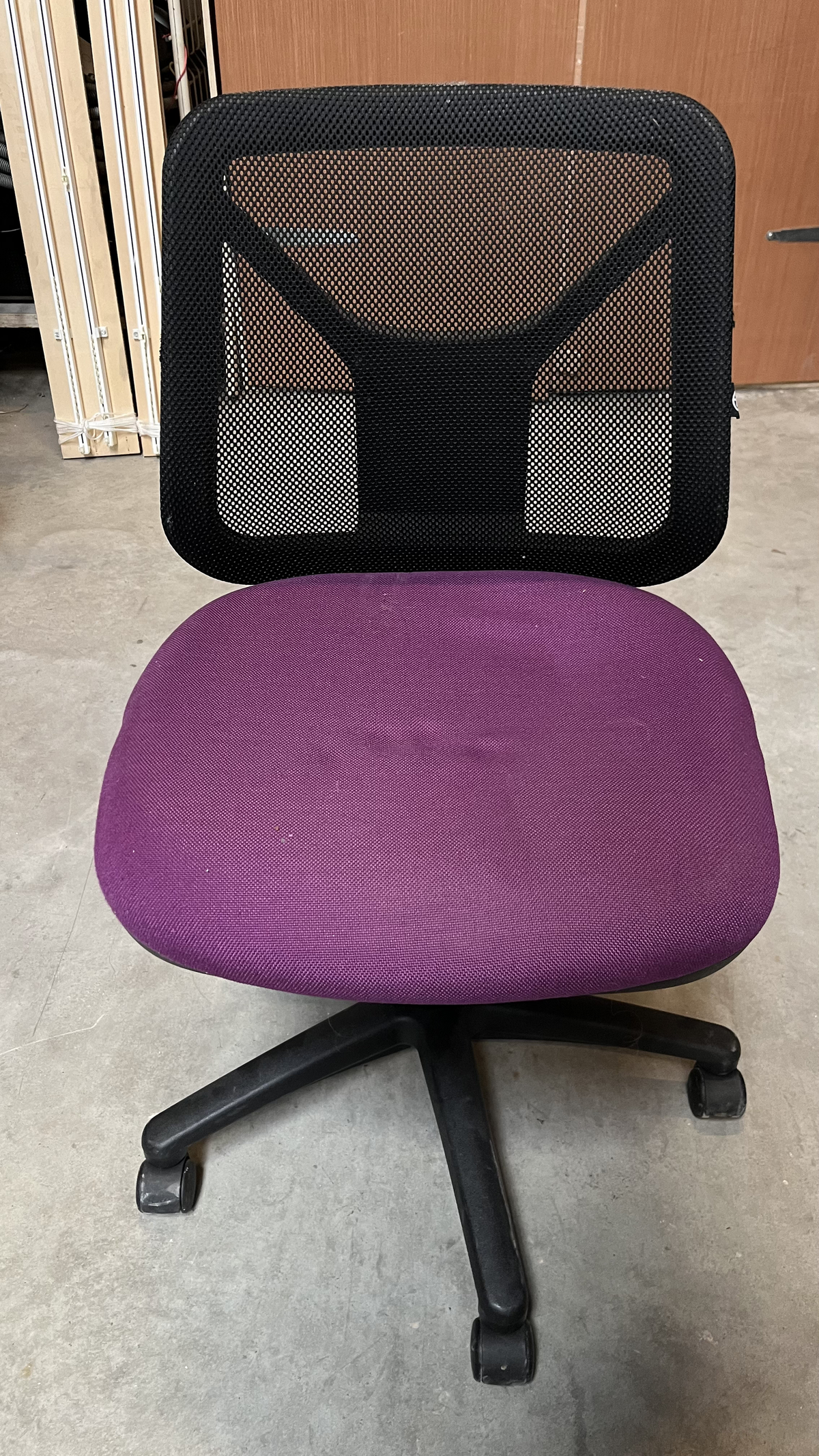 Chaise de bureau à dossier en résille et assise violette