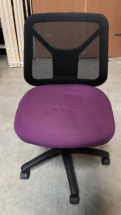 Chaise de bureau à dossier en résille et assise violette