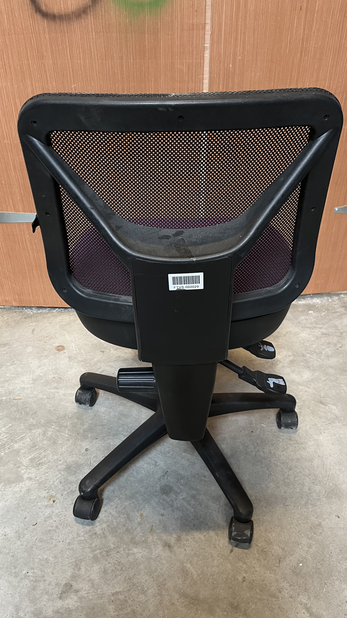 Chaise de bureau à dossier en résille et assise violette