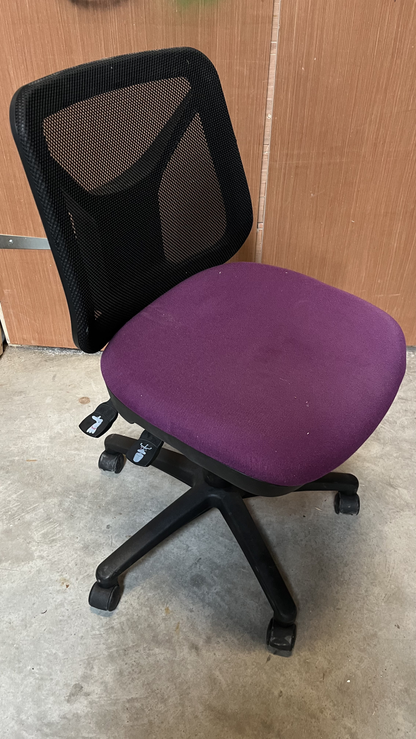 Chaise de bureau à dossier en résille et assise violette