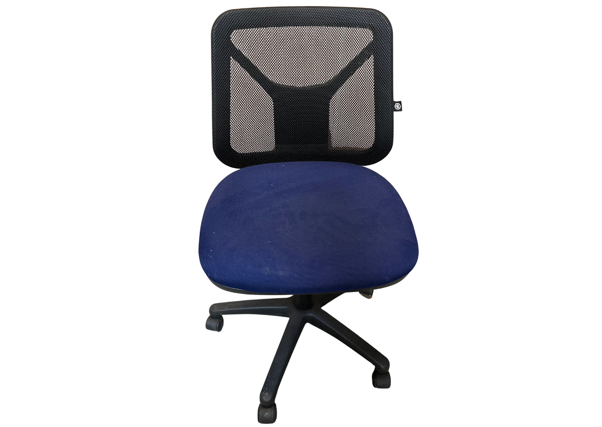 Chaise de bureau à dossier en résille et assise bleu marine