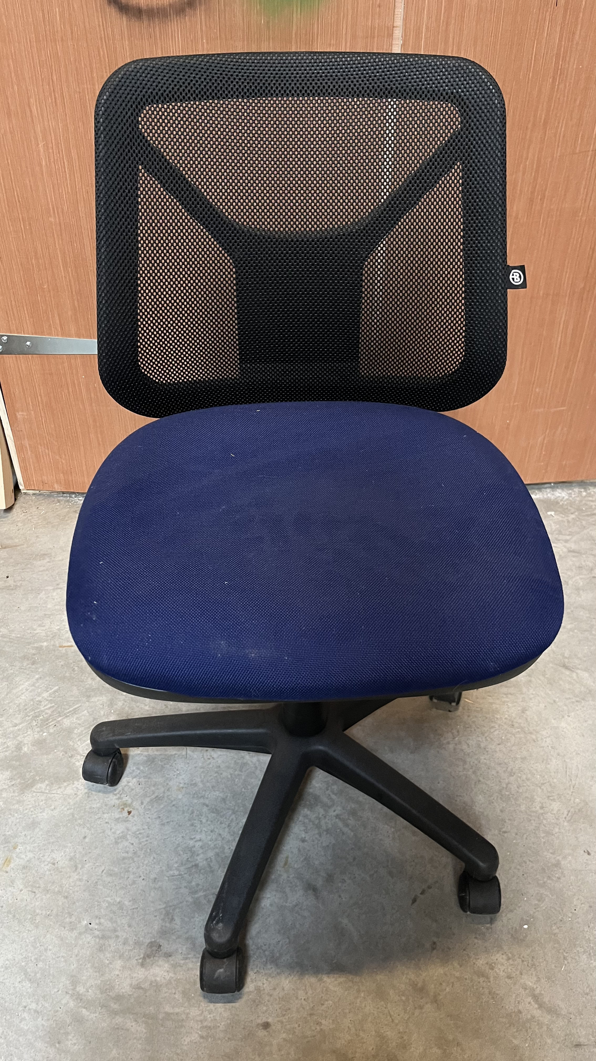 Chaise de bureau à dossier en résille et assise bleu marine