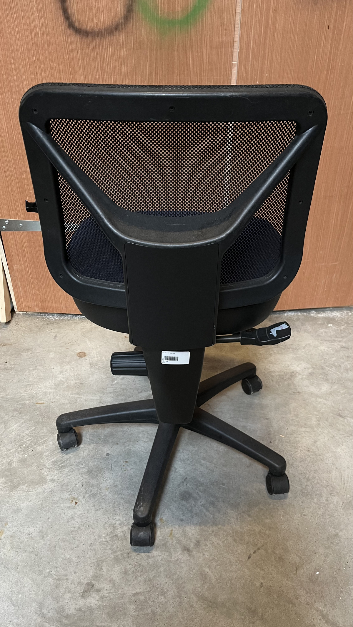 Chaise de bureau à dossier en résille et assise bleu marine