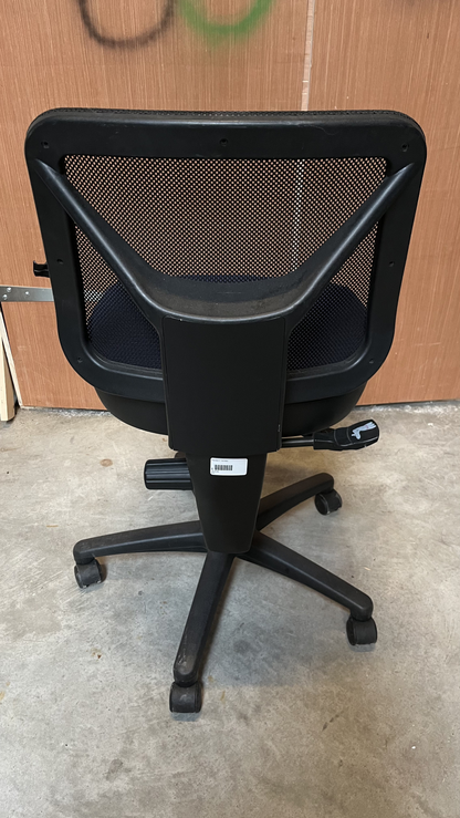 Chaise de bureau à dossier en résille et assise bleu marine