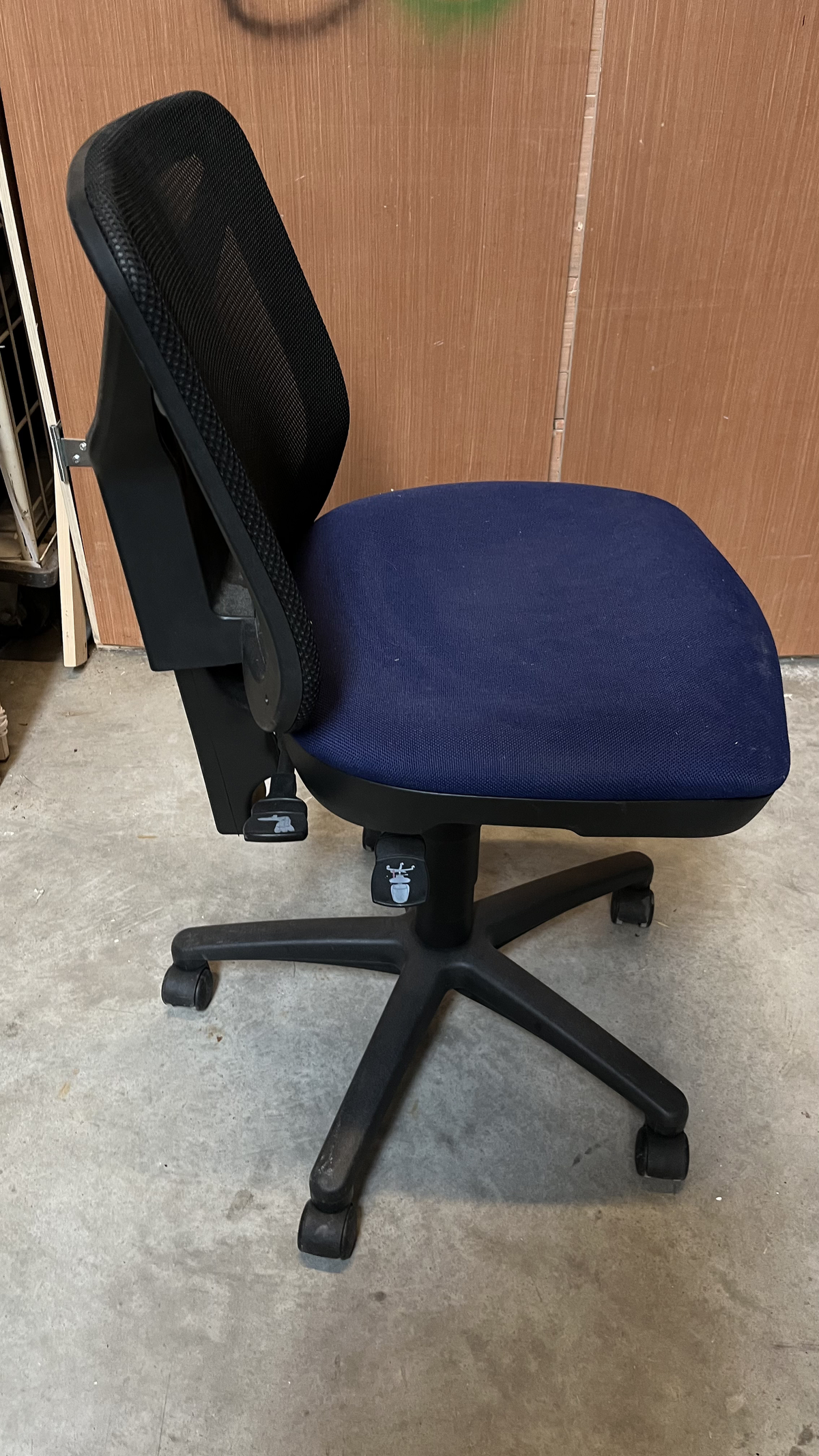 Chaise de bureau à dossier en résille et assise bleu marine