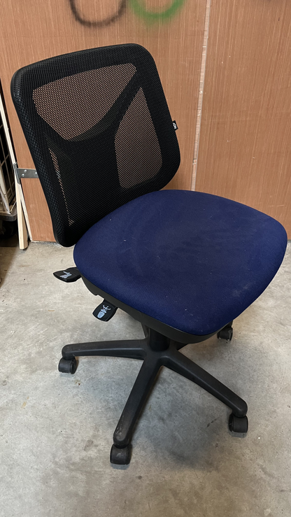 Chaise de bureau à dossier en résille et assise bleu marine