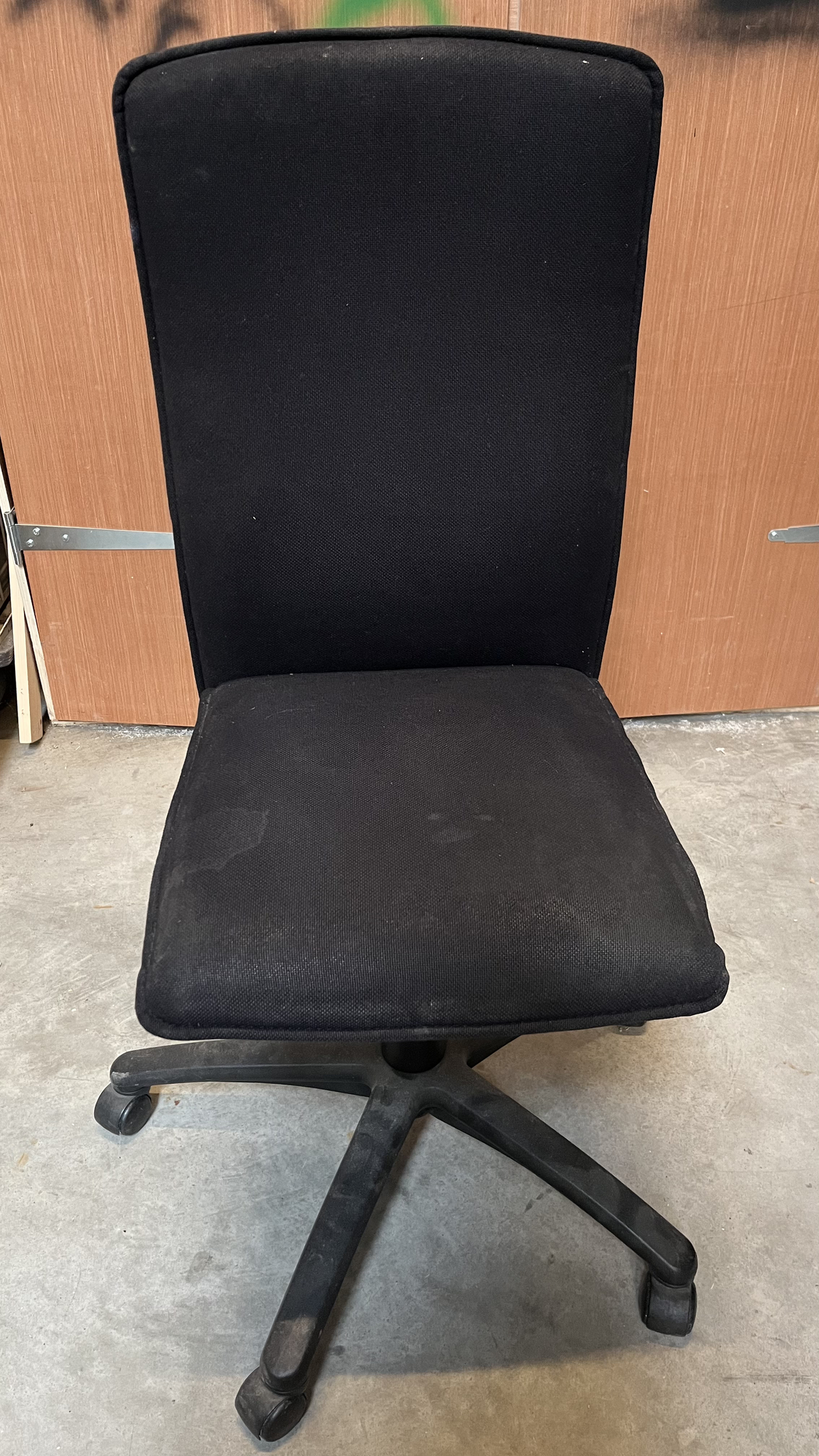 Chaise de bureau en tissu noir à haut dossier sans accoudoirs