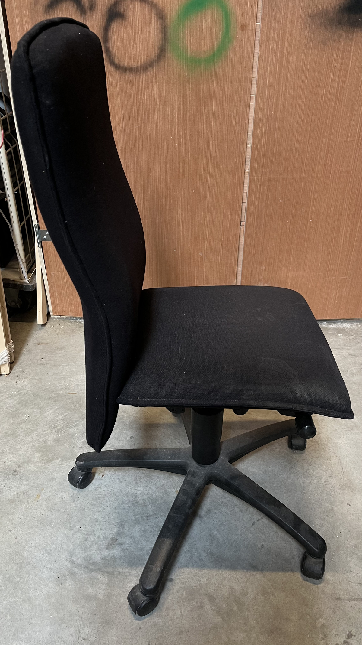 Chaise de bureau en tissu noir à haut dossier sans accoudoirs