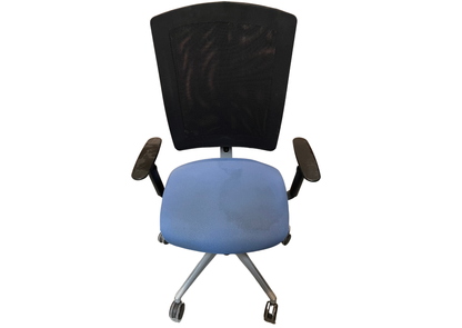 Chaise de bureau à dossier en résille et assise bleu clair