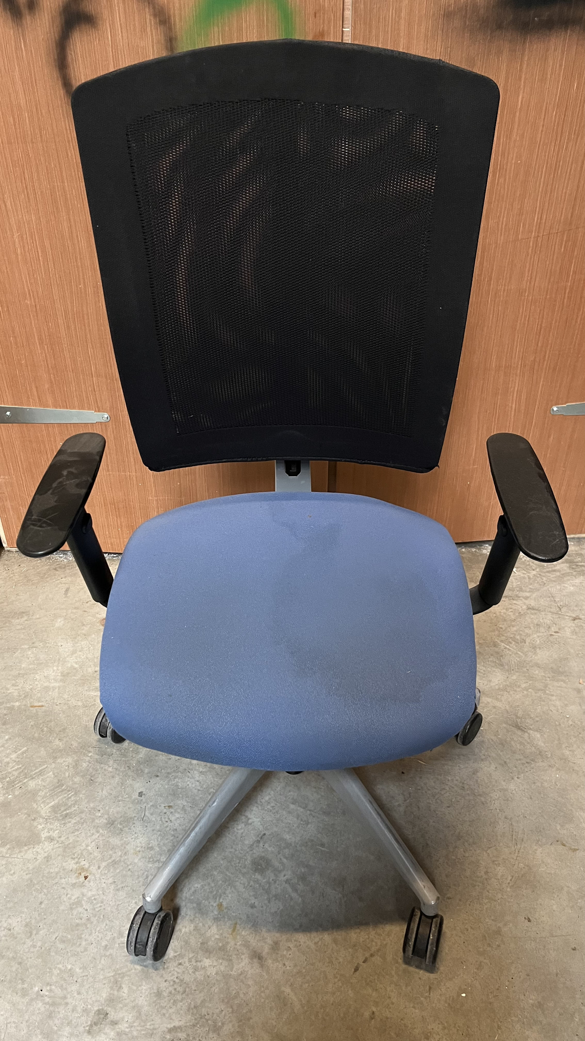Chaise de bureau à dossier en résille et assise bleu clair