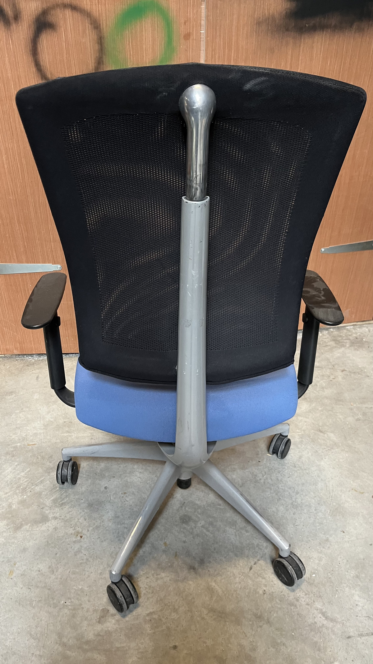 Chaise de bureau à dossier en résille et assise bleu clair