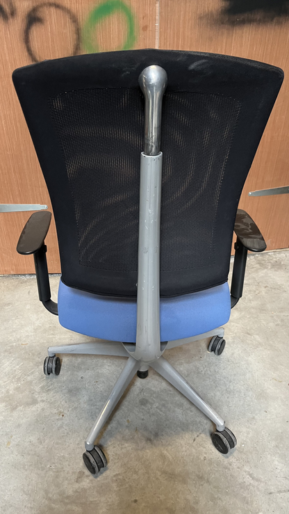 Chaise de bureau à dossier en résille et assise bleu clair