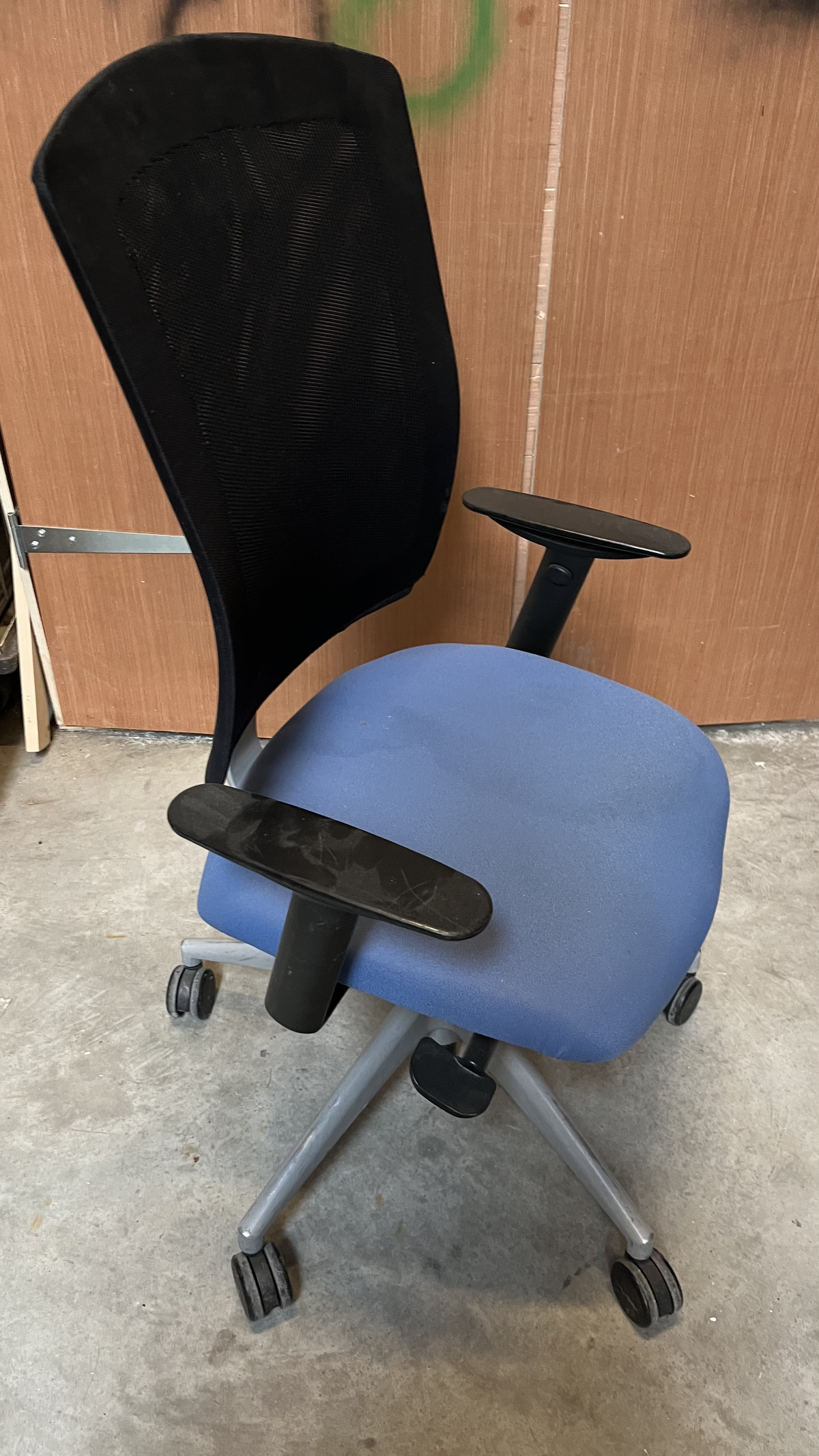 Chaise de bureau à dossier en résille et assise bleu clair
