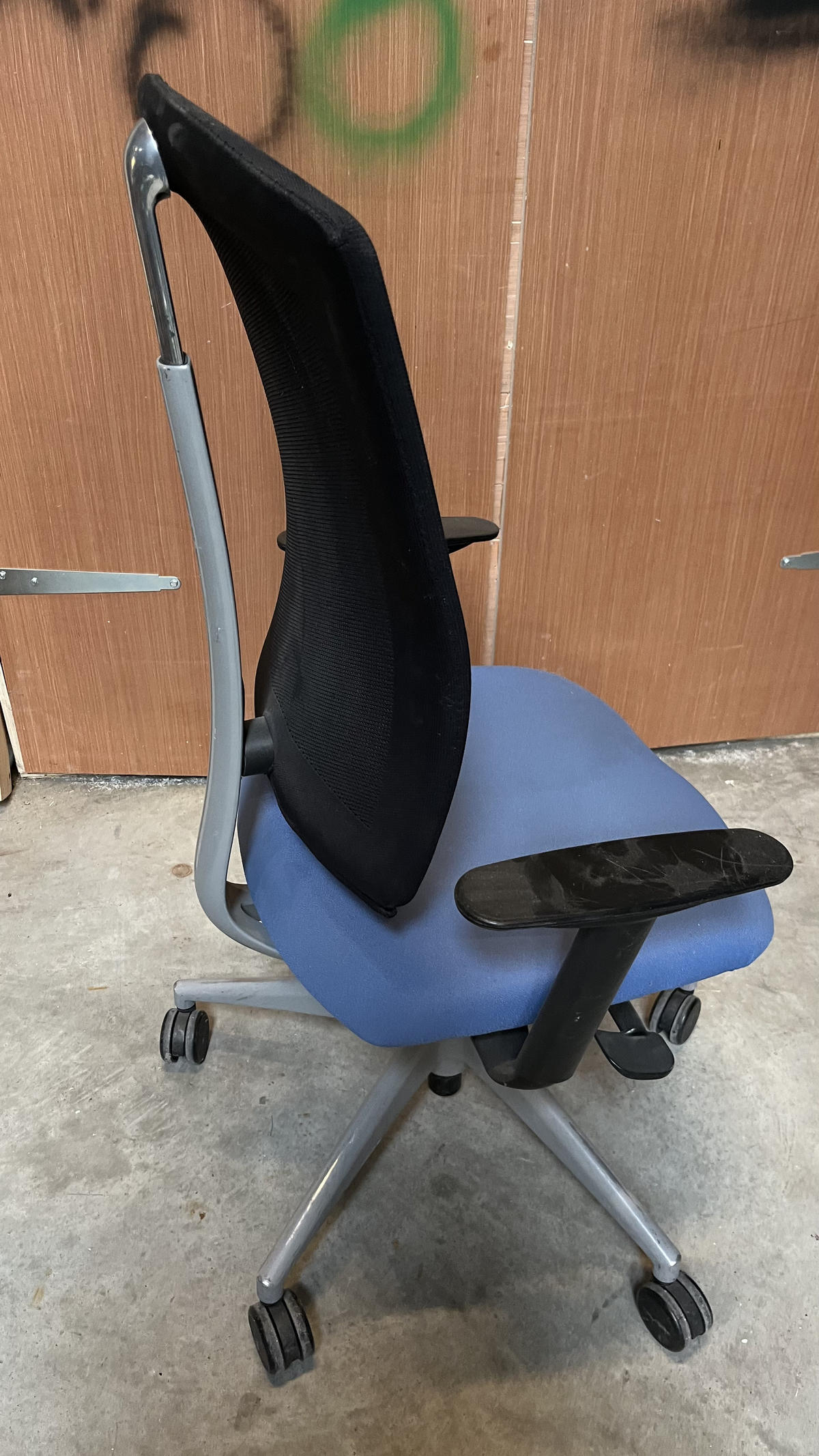 Chaise de bureau à dossier en résille et assise bleu clair