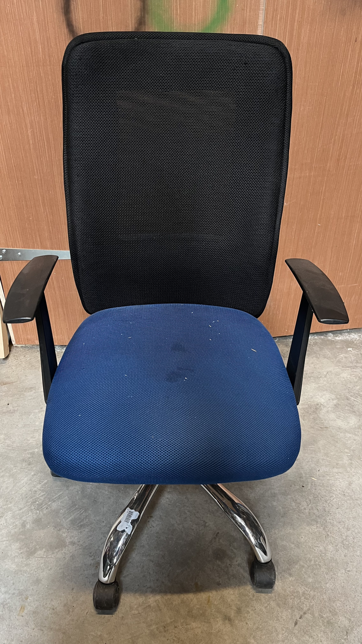 Chaise de bureau à accoudoirs, résille noire et assise bleu marine