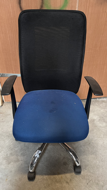 Chaise de bureau à accoudoirs, résille noire et assise bleu marine