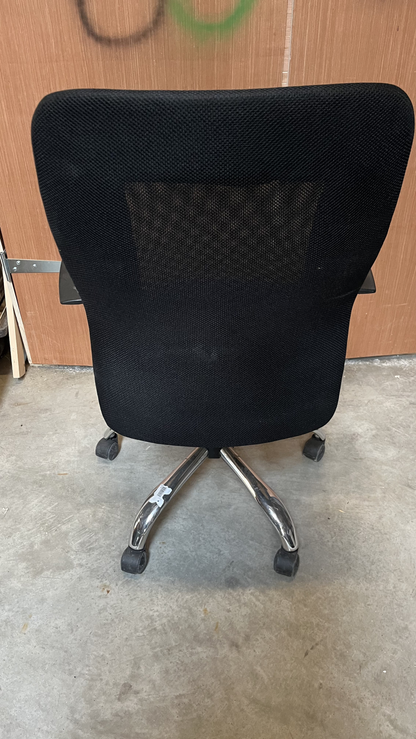 Chaise de bureau à accoudoirs, résille noire et assise bleu marine