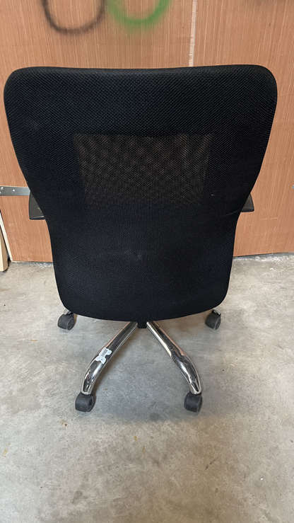 Chaise de bureau à accoudoirs, résille noire et assise bleu marine