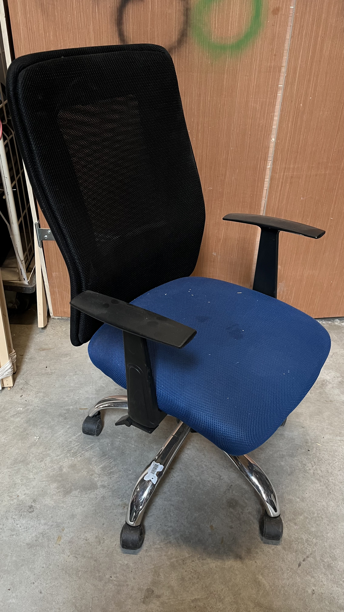 Chaise de bureau à accoudoirs, résille noire et assise bleu marine