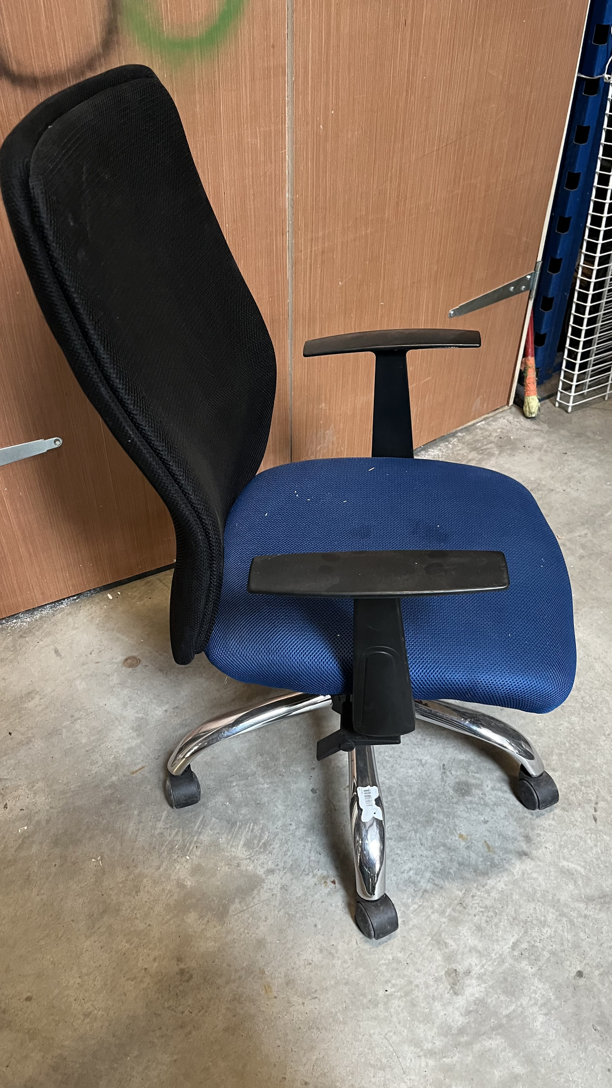 Chaise de bureau à accoudoirs, résille noire et assise bleu marine