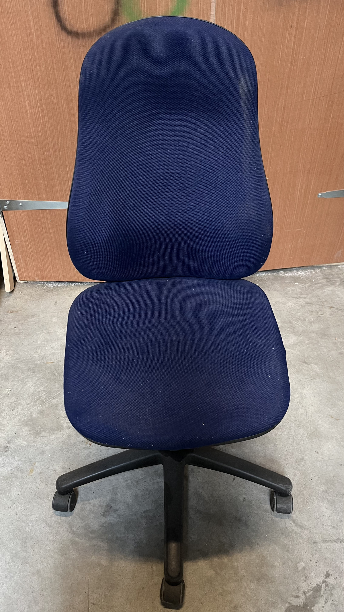 Chaise de bureau à roulettes en tissu bleu marine à haut dossier