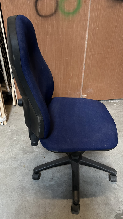Chaise de bureau à roulettes en tissu bleu marine à haut dossier