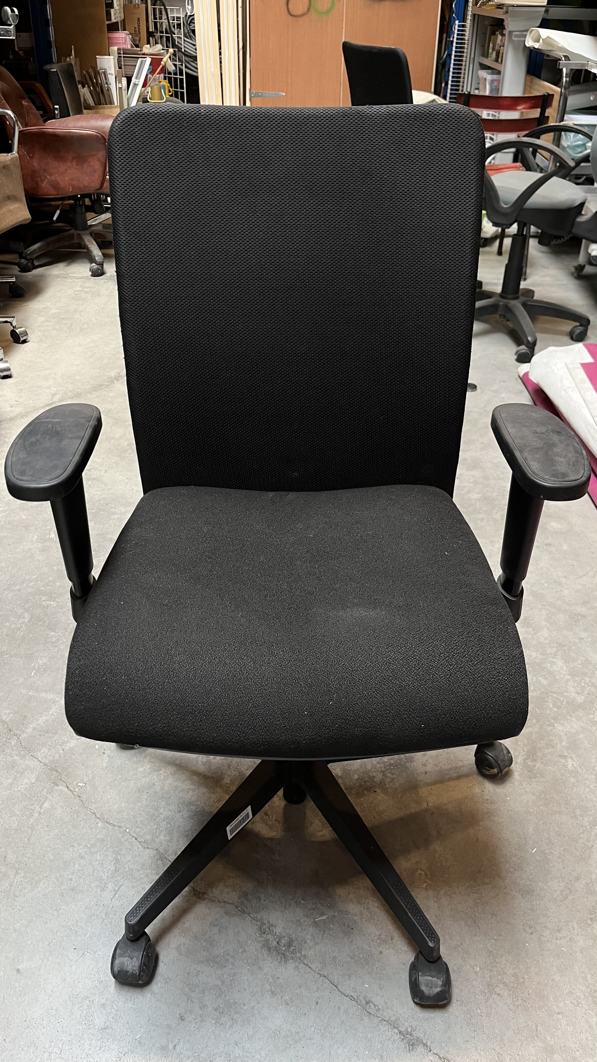 Chaise de bureau en tissu noir à dossier rectangulaire