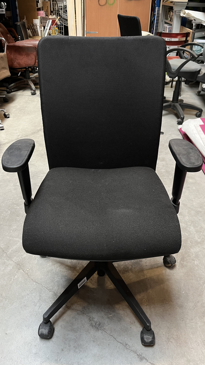 Chaise de bureau en tissu noir à dossier rectangulaire
