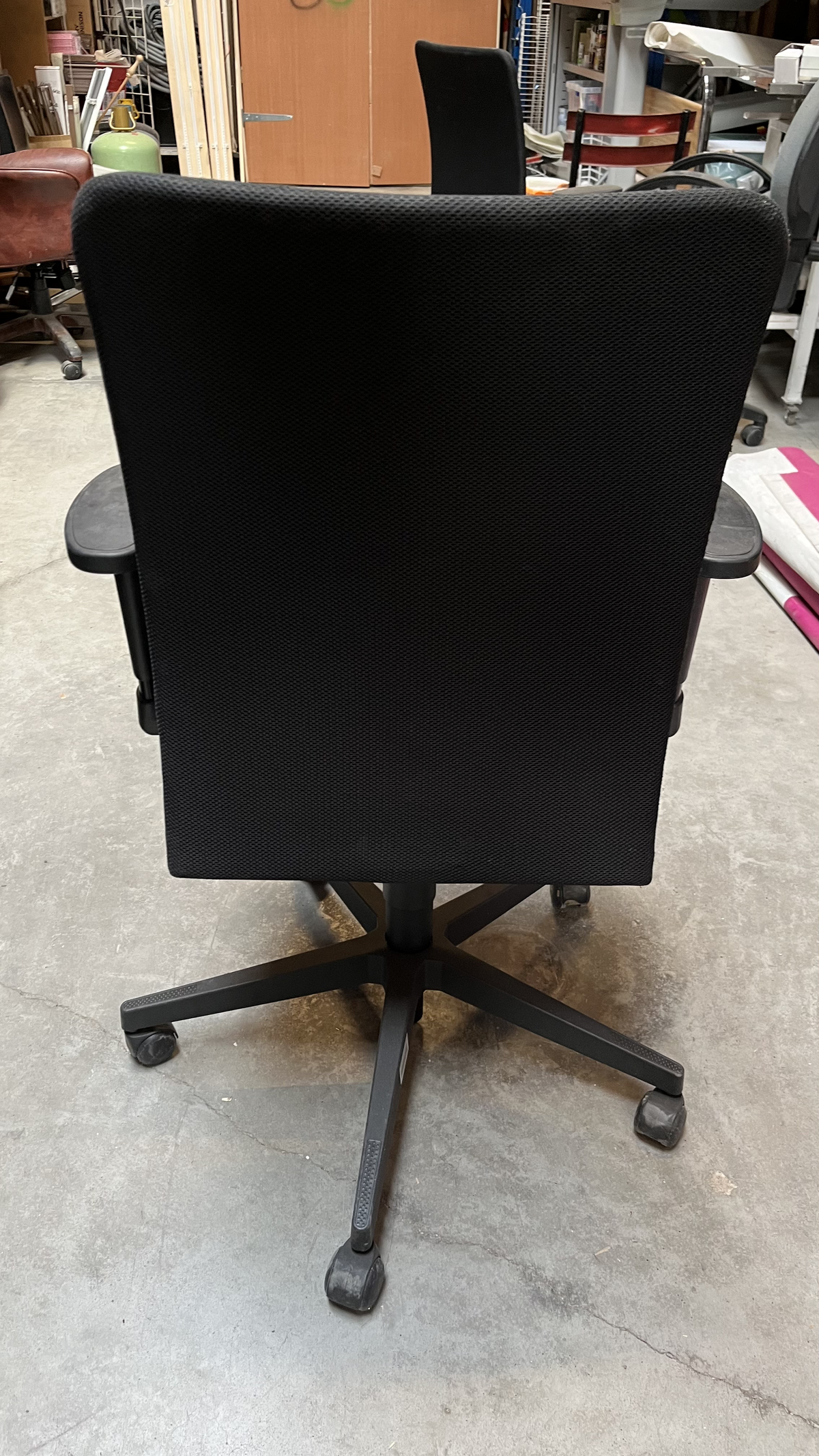 Chaise de bureau en tissu noir à dossier rectangulaire
