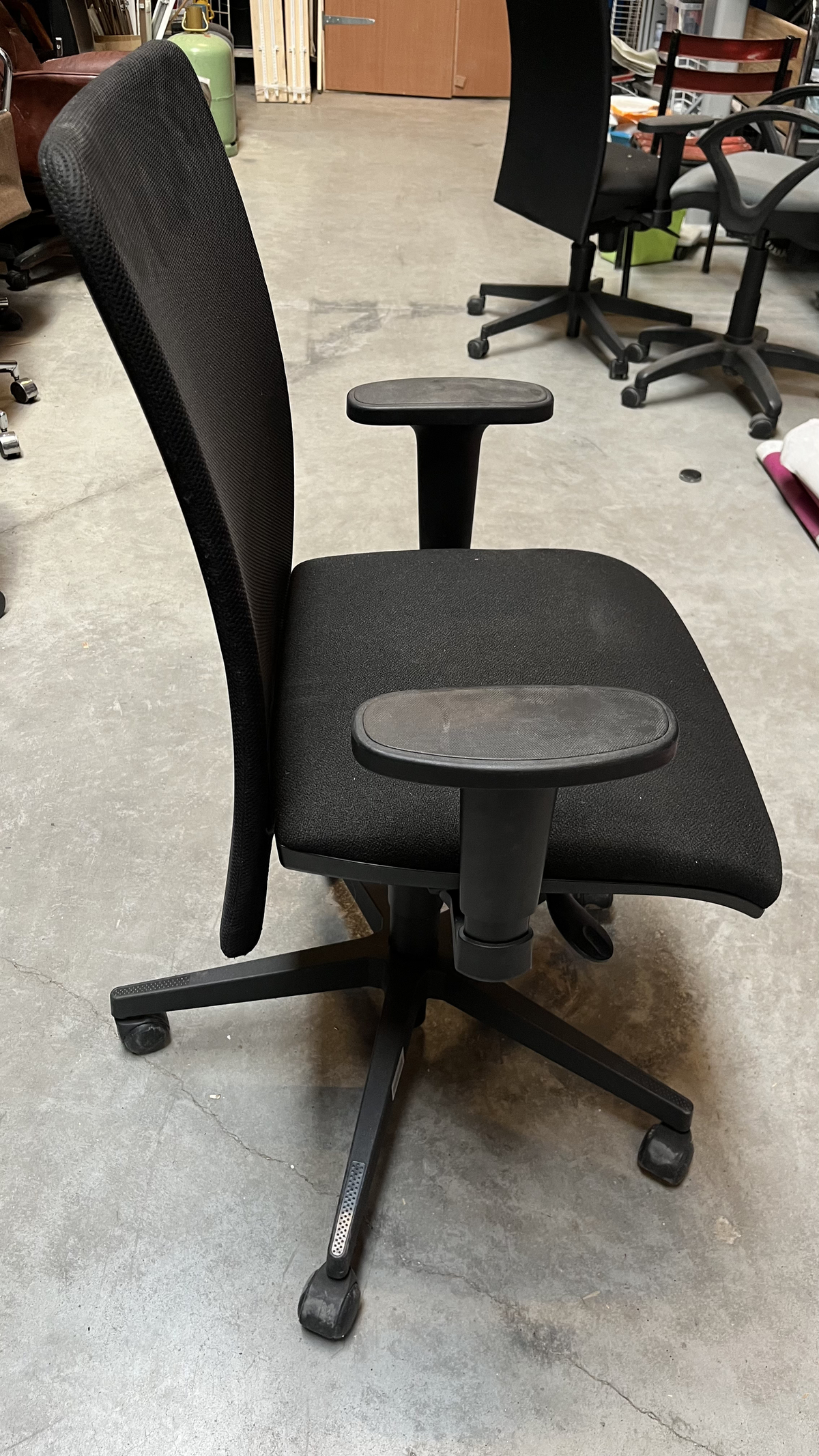 Chaise de bureau en tissu noir à dossier rectangulaire