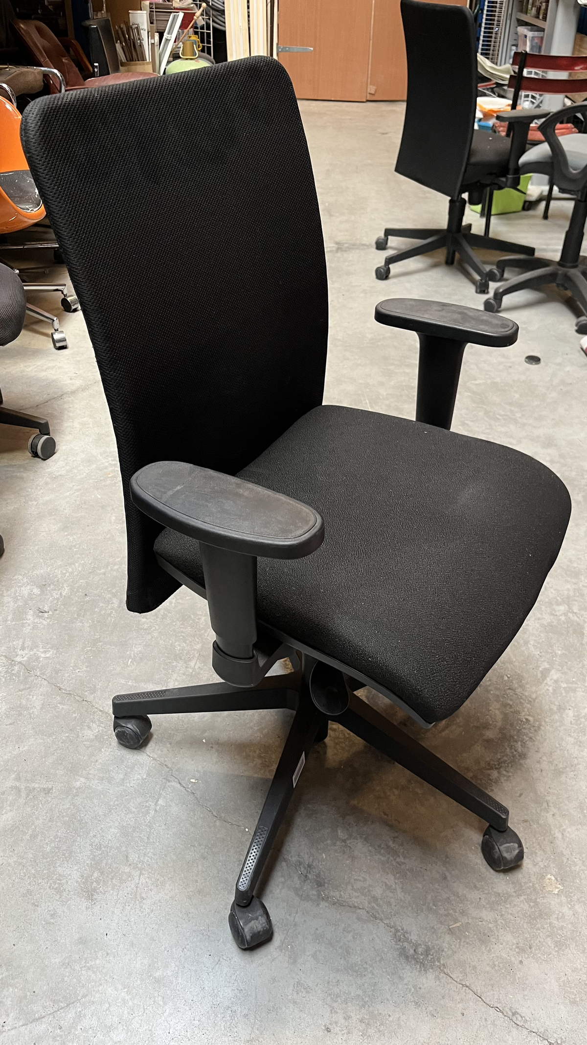 Chaise de bureau en tissu noir à dossier rectangulaire