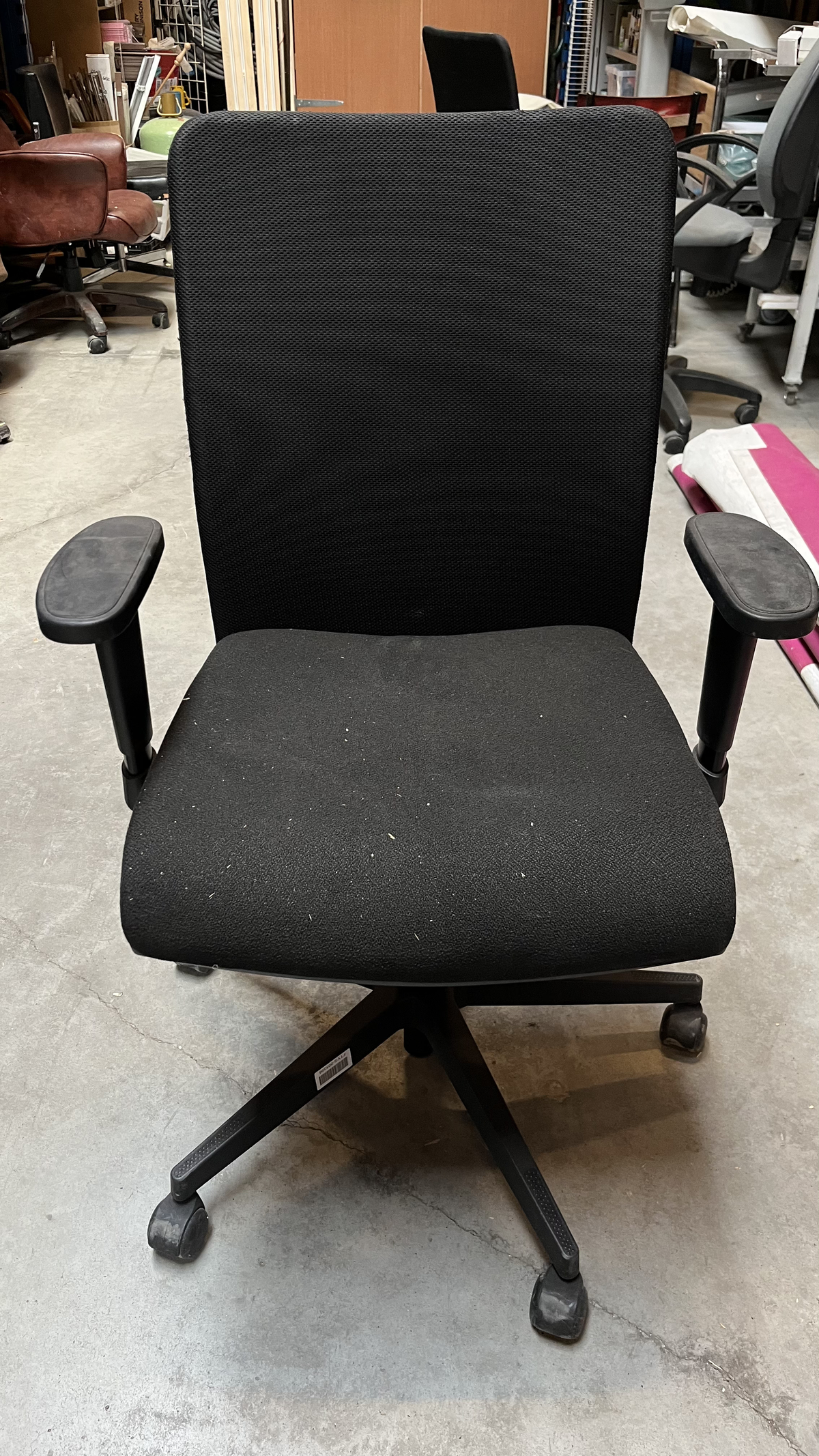 Chaise de bureau en tissu noir à dossier rectangulaire