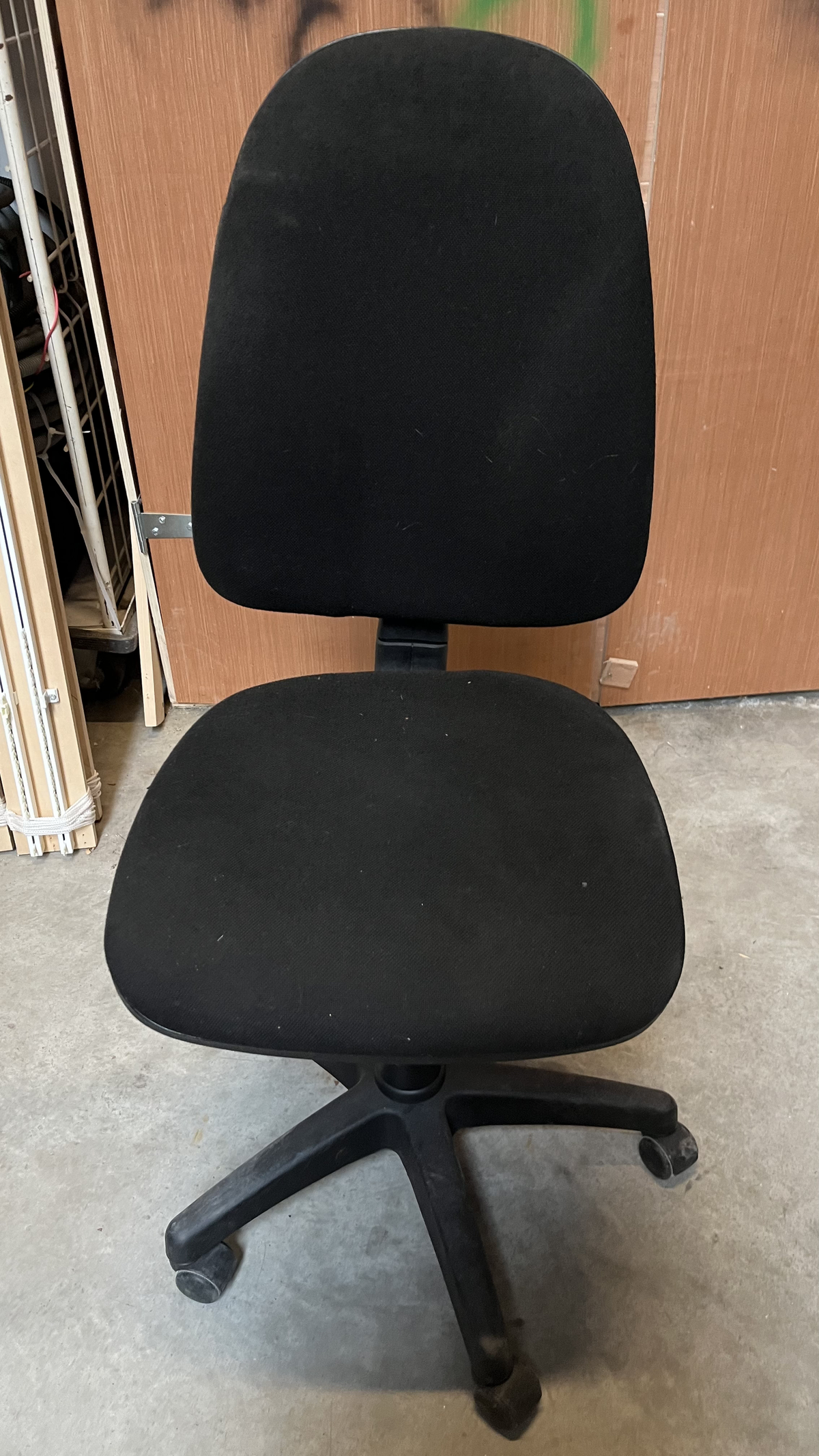 Chaise de bureau à roulettes en tissu noir sans accoudoirs