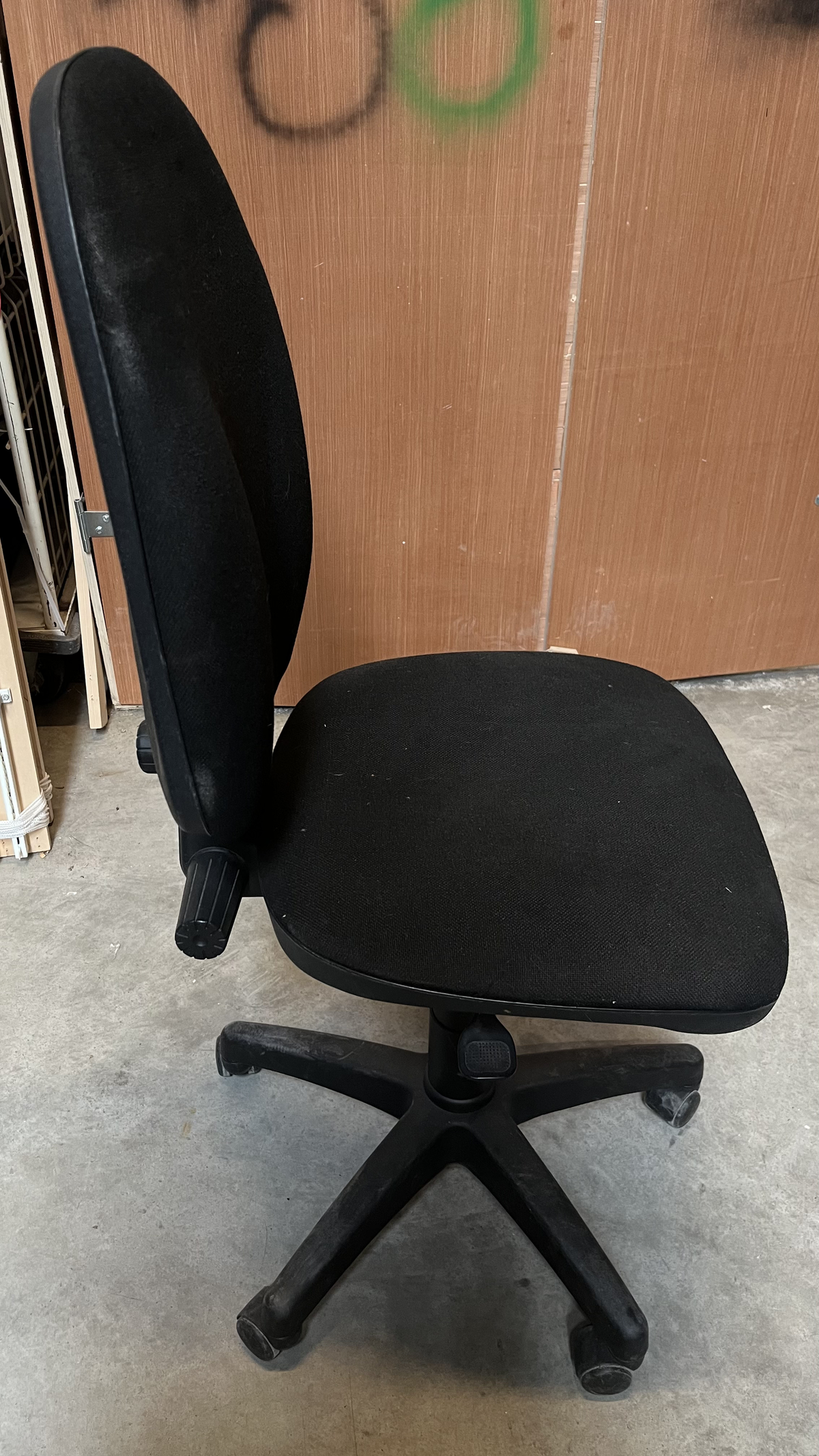 Chaise de bureau à roulettes en tissu noir sans accoudoirs