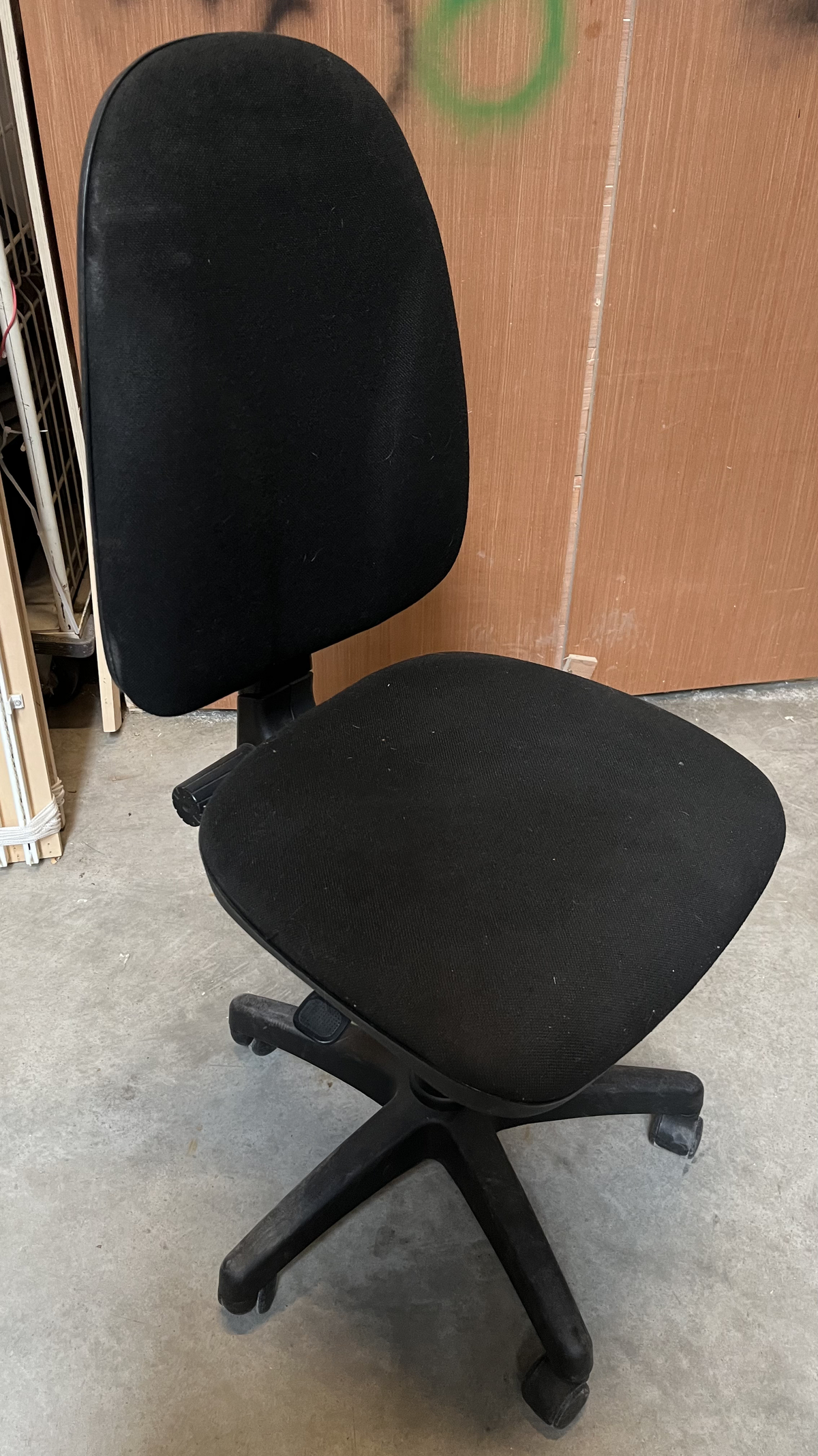 Chaise de bureau à roulettes en tissu noir sans accoudoirs