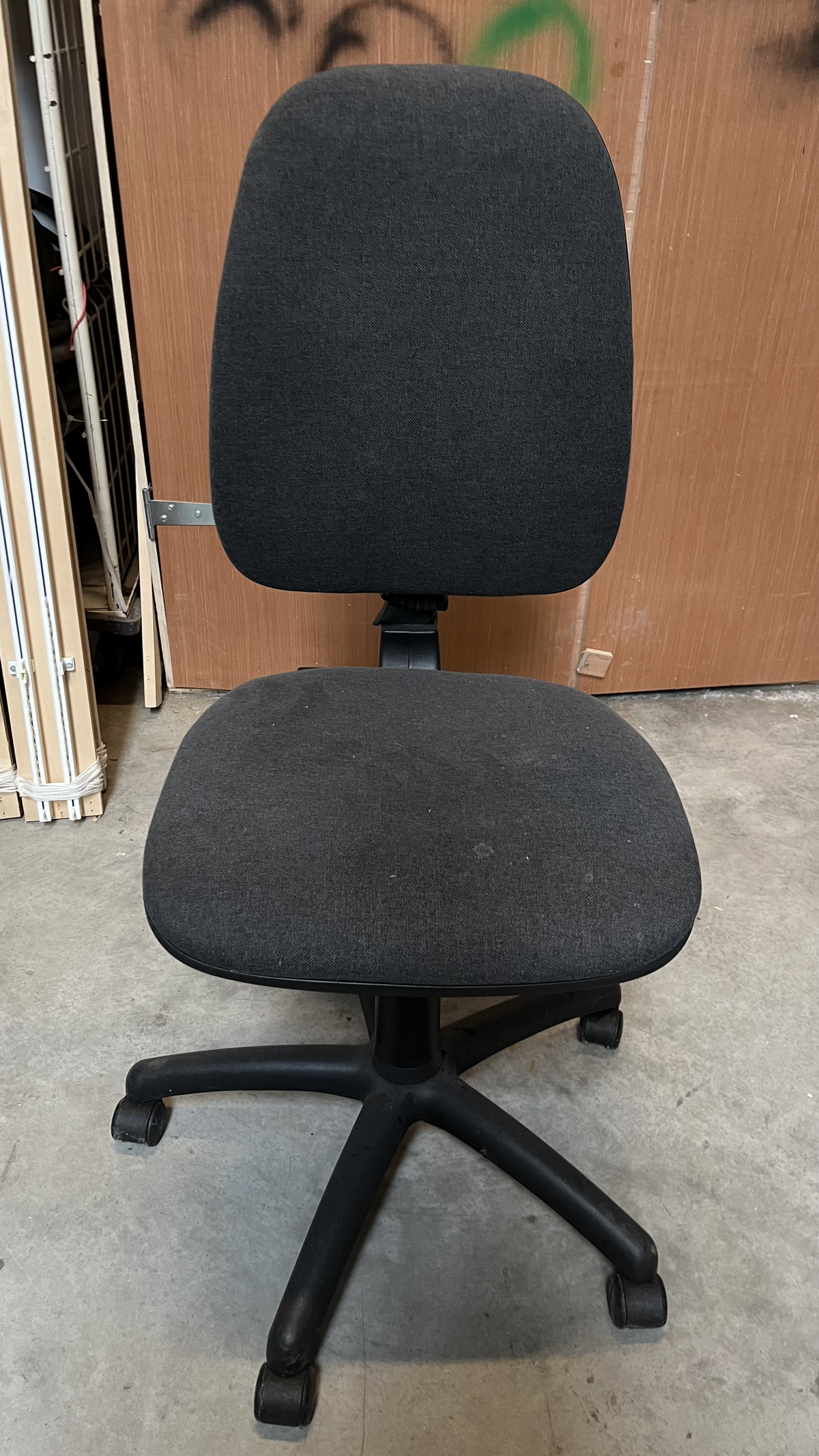 Chaise de bureau en tissu gris anthracite sans accoudoirs