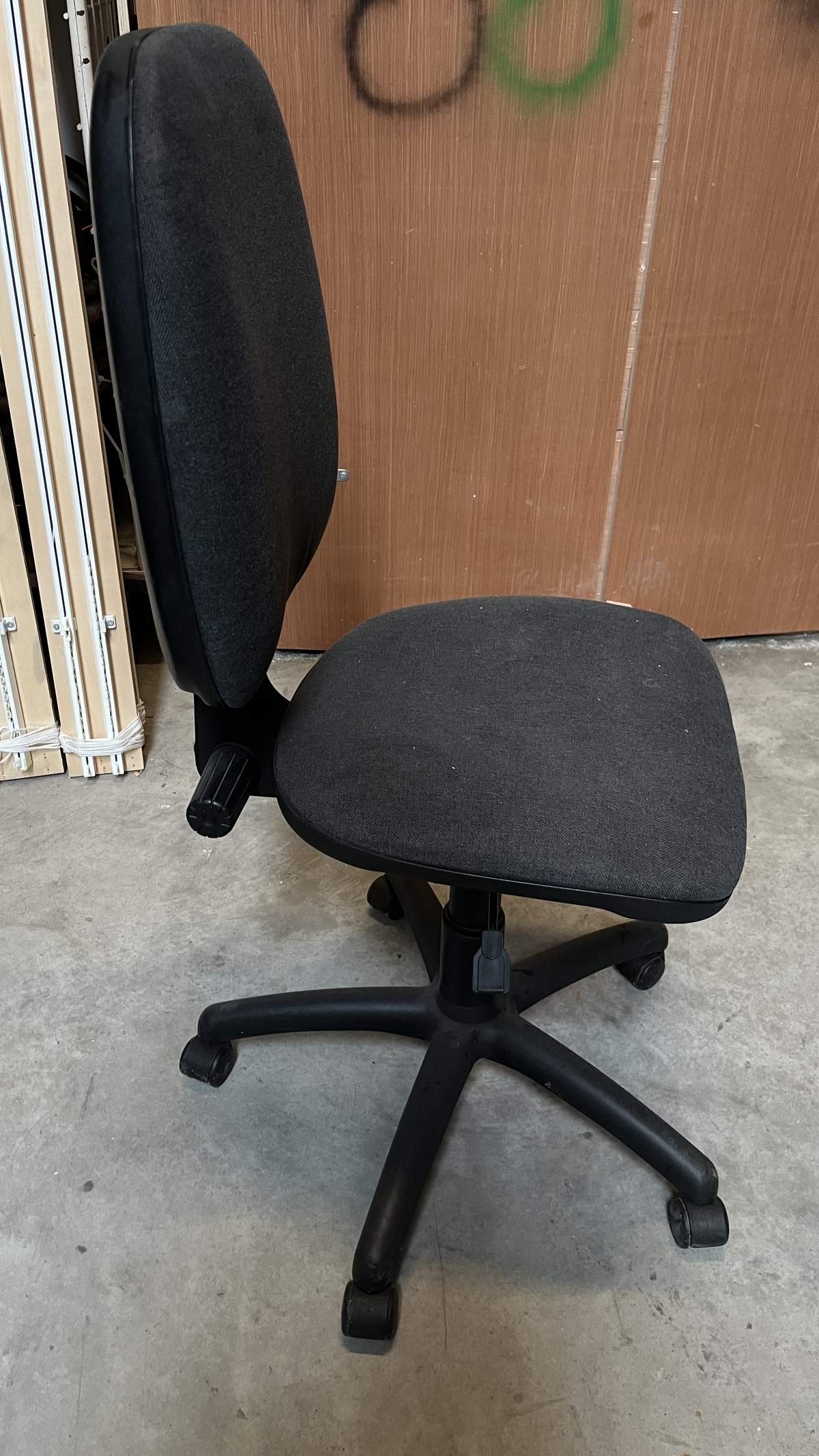 Chaise de bureau en tissu gris anthracite sans accoudoirs