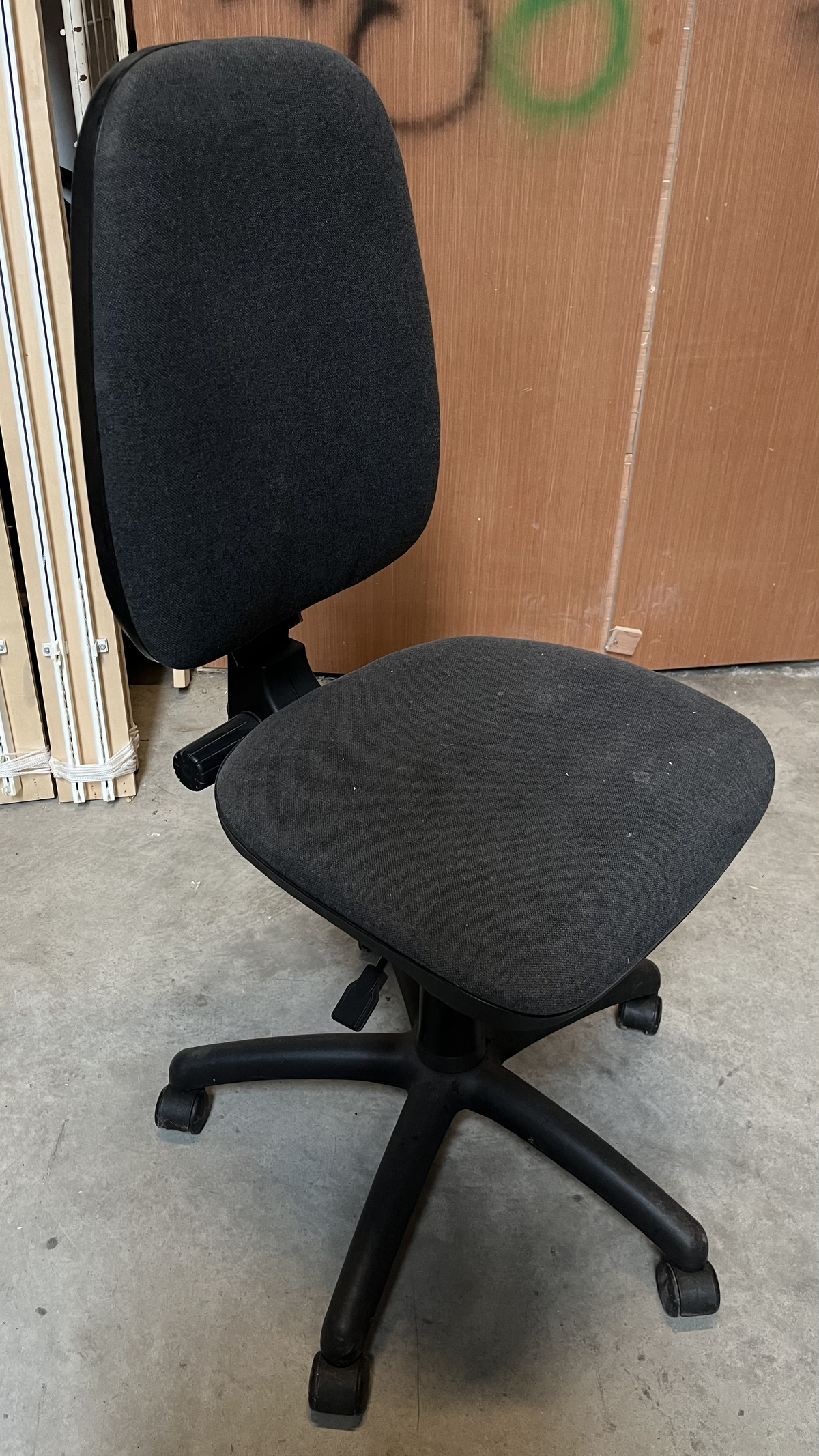Chaise de bureau en tissu gris anthracite sans accoudoirs