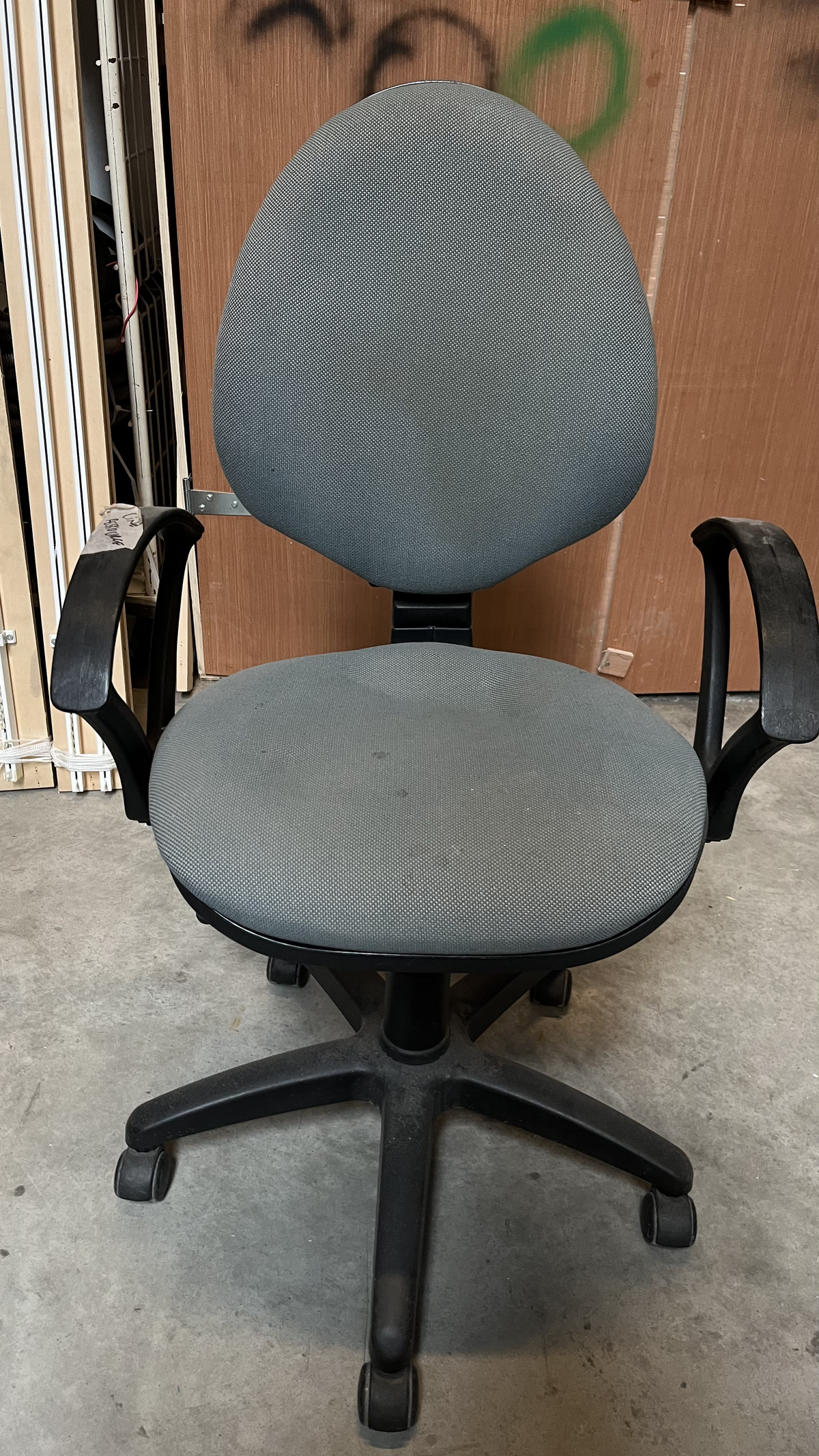 Chaise de bureau à roulettes en tissu gris à accoudoirs