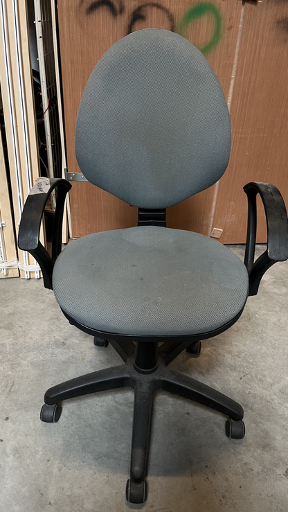 Chaise de bureau à roulettes en tissu gris à accoudoirs