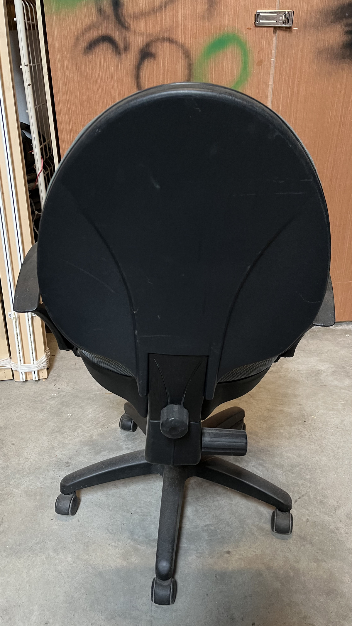 Chaise de bureau à roulettes en tissu gris à accoudoirs