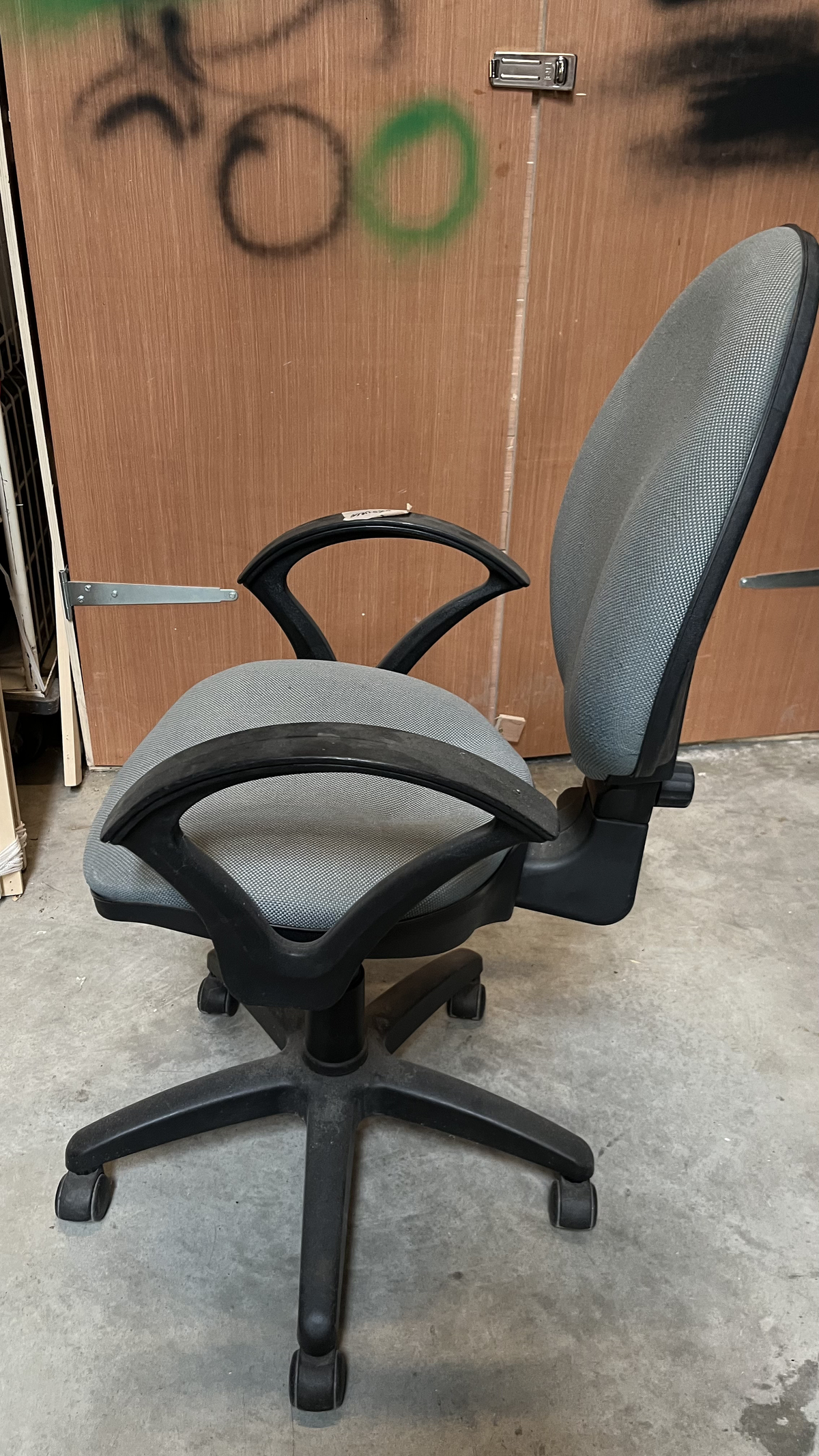Chaise de bureau à roulettes en tissu gris à accoudoirs
