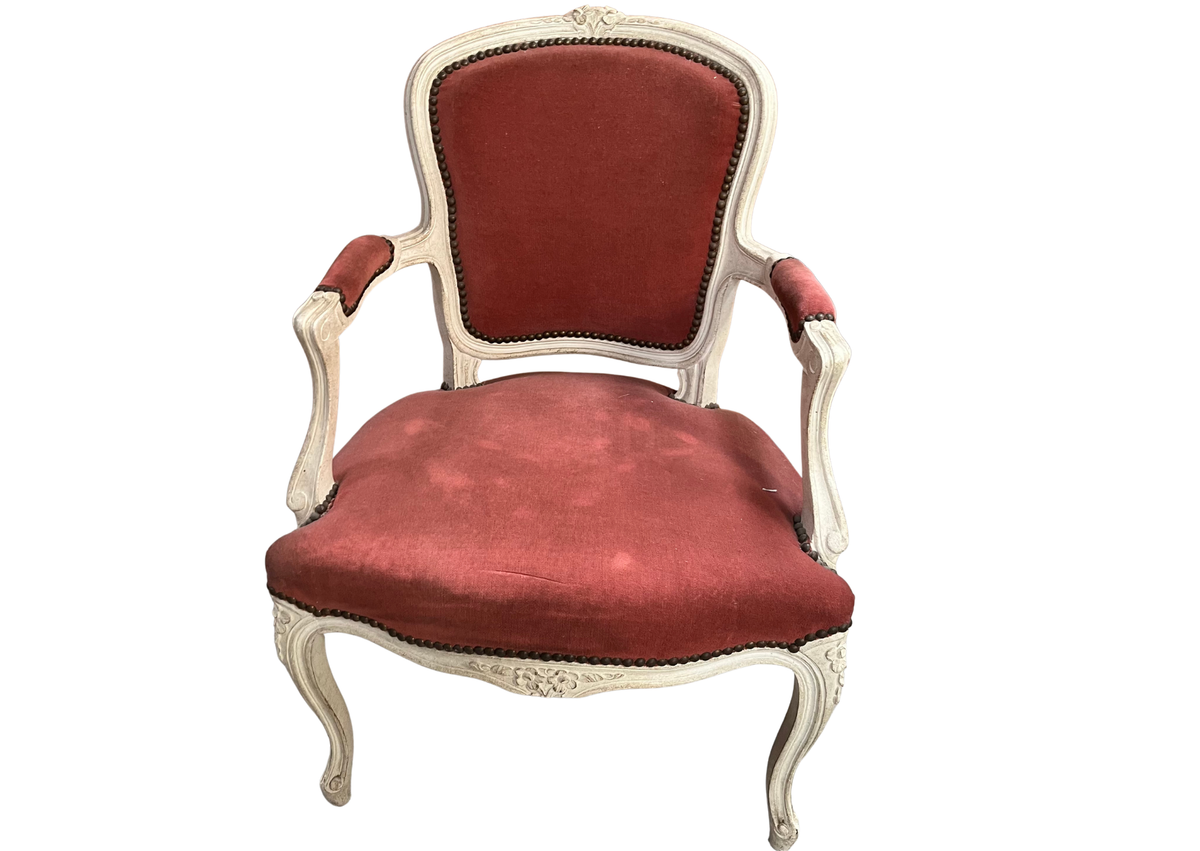 Fauteuil cabriolet de style Louis XV en bois blanc et velours rose